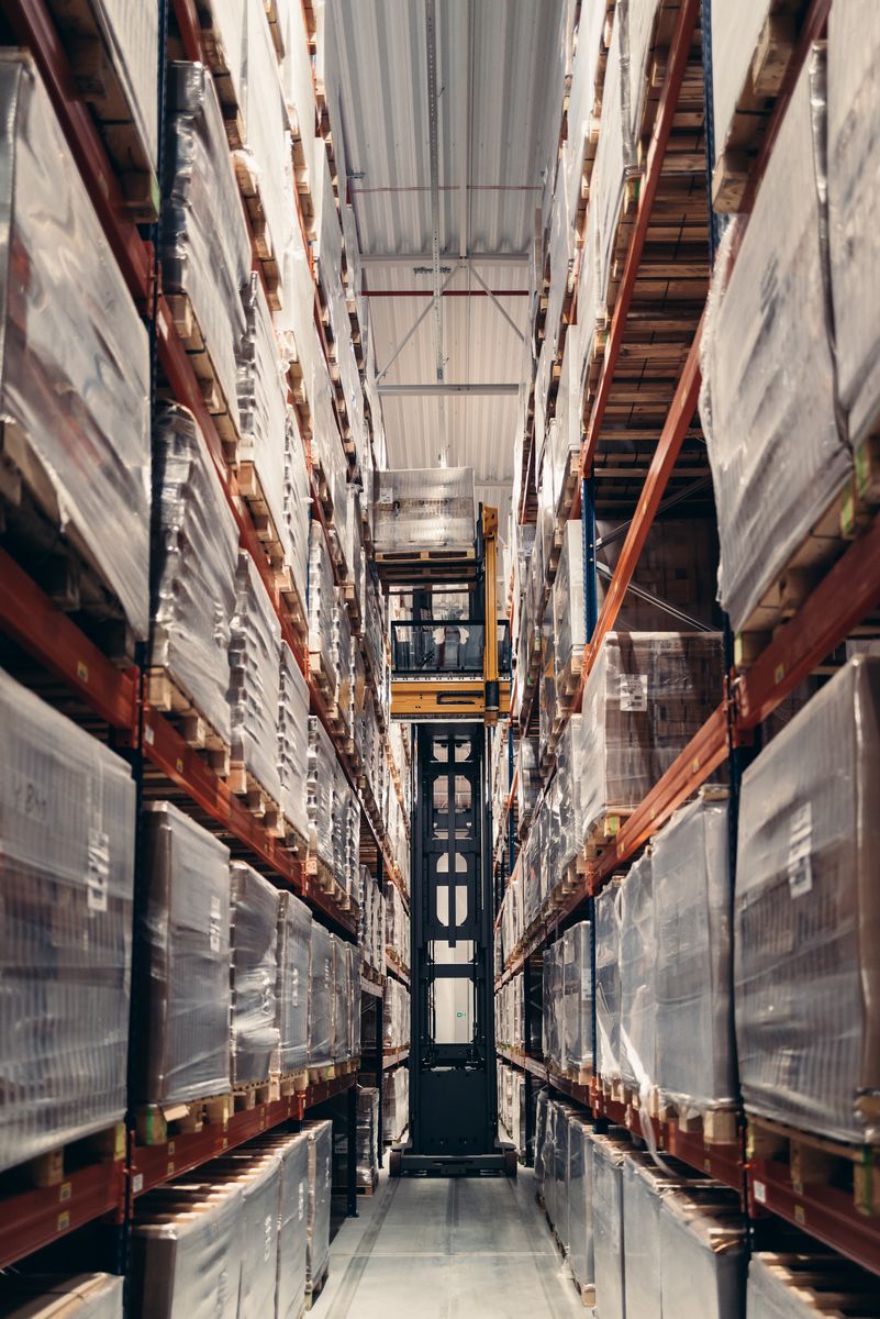 Narrow-aisle high-bay racking with a man-up truck and full pallets